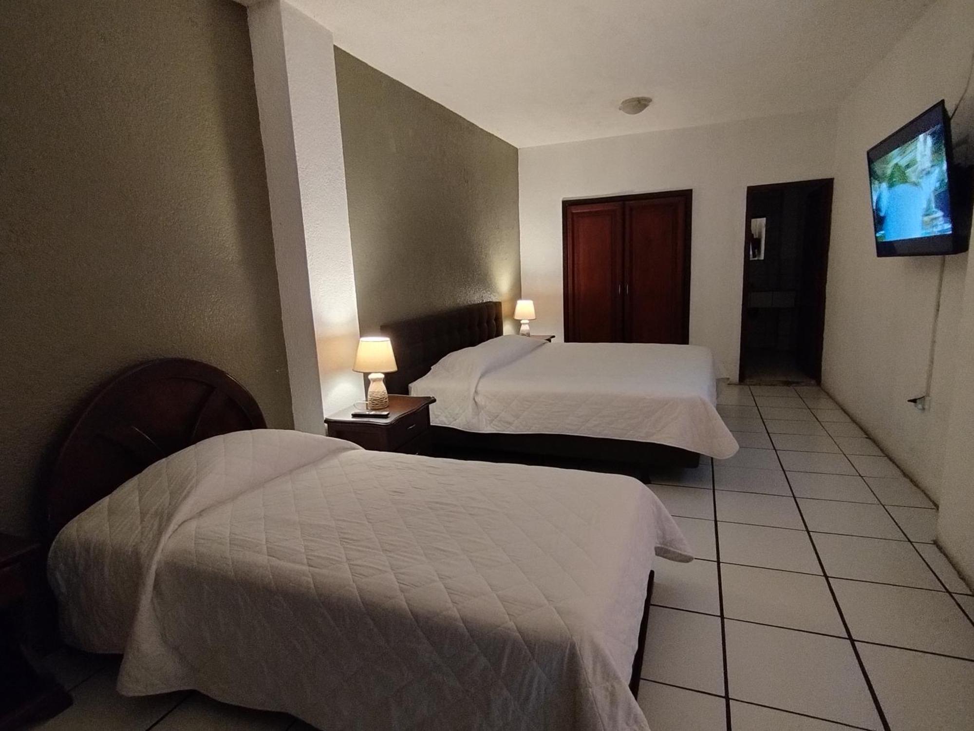 Hotel Puerta Del Sol Санто-Домінґо-де-лос-Колорадос Екстер'єр фото