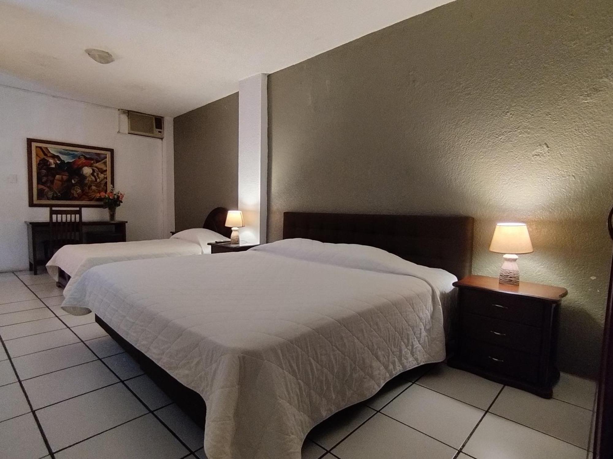 Hotel Puerta Del Sol Санто-Домінґо-де-лос-Колорадос Екстер'єр фото
