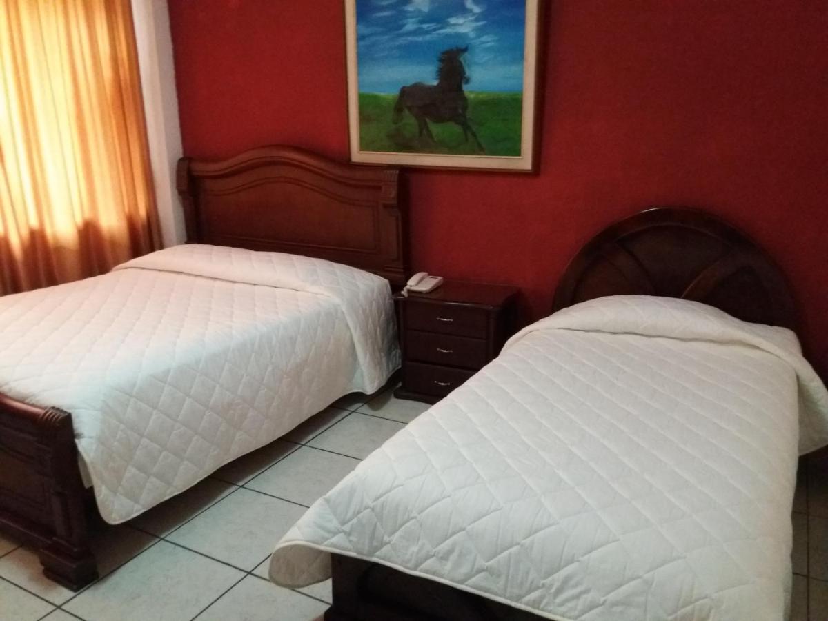 Hotel Puerta Del Sol Санто-Домінґо-де-лос-Колорадос Екстер'єр фото