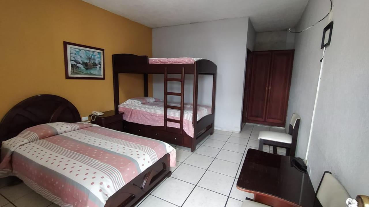 Hotel Puerta Del Sol Санто-Домінґо-де-лос-Колорадос Екстер'єр фото