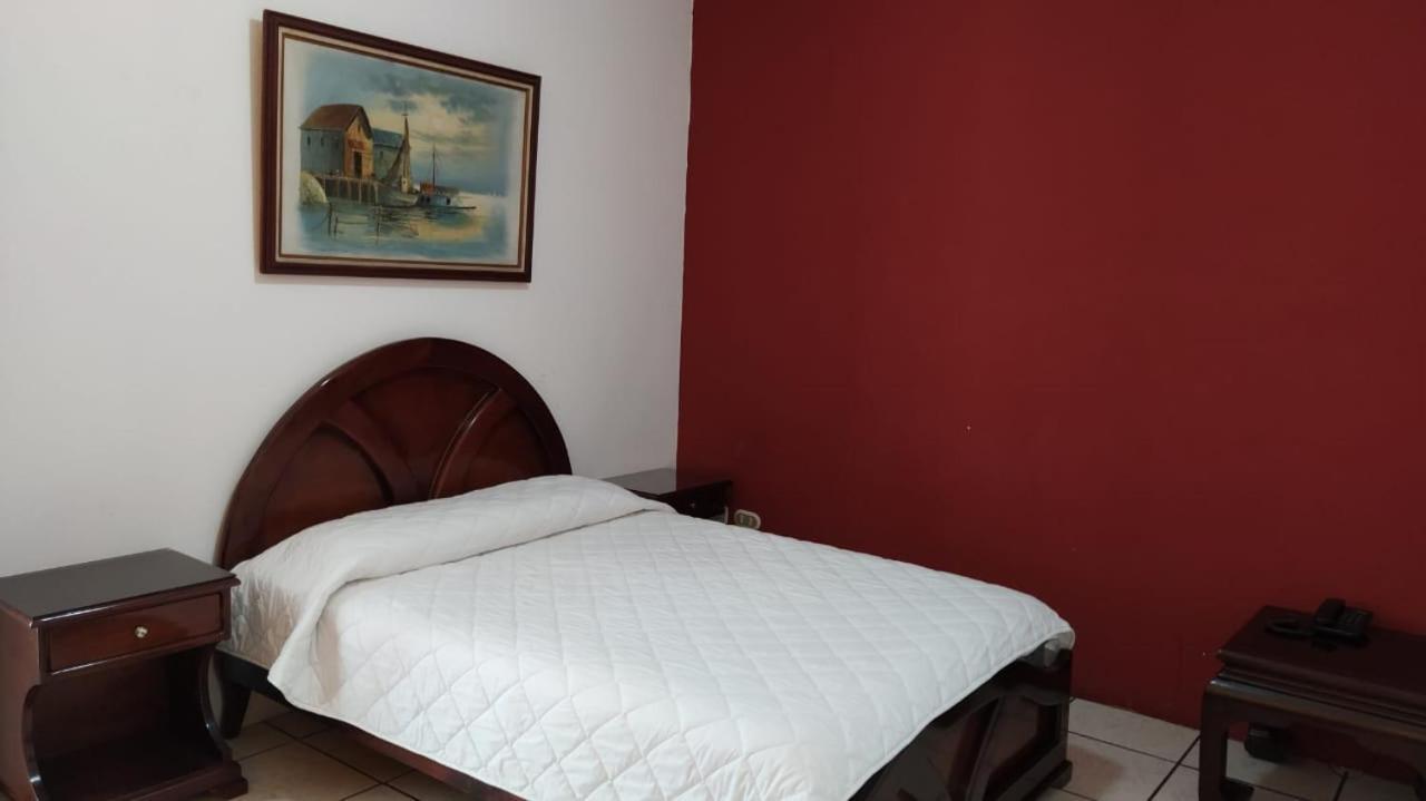 Hotel Puerta Del Sol Санто-Домінґо-де-лос-Колорадос Екстер'єр фото