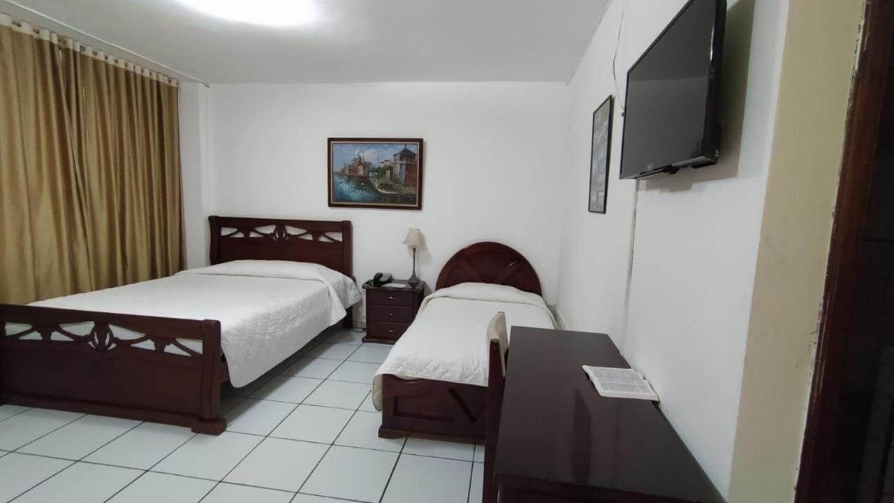 Hotel Puerta Del Sol Санто-Домінґо-де-лос-Колорадос Екстер'єр фото